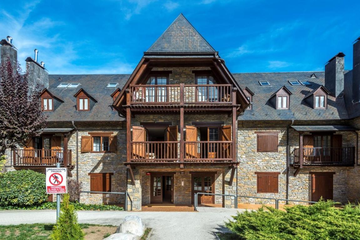 Vielha V Aparthotel Exterior photo
